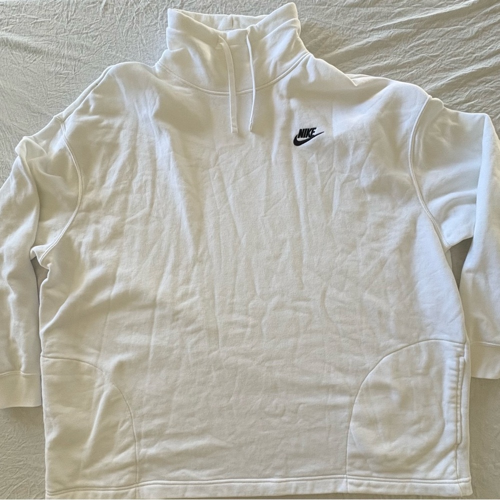 Nike Men’s white club fleece with black Nike swoosh size XL